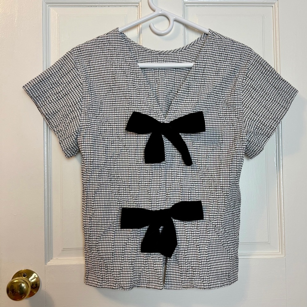Zara Black & White Seersucker Short Sleeve Pullover with Bow Feature to Back, S